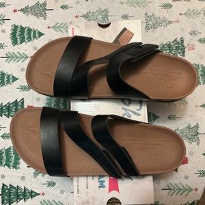 New Skechers arch comfort size 8 black adjustable straps